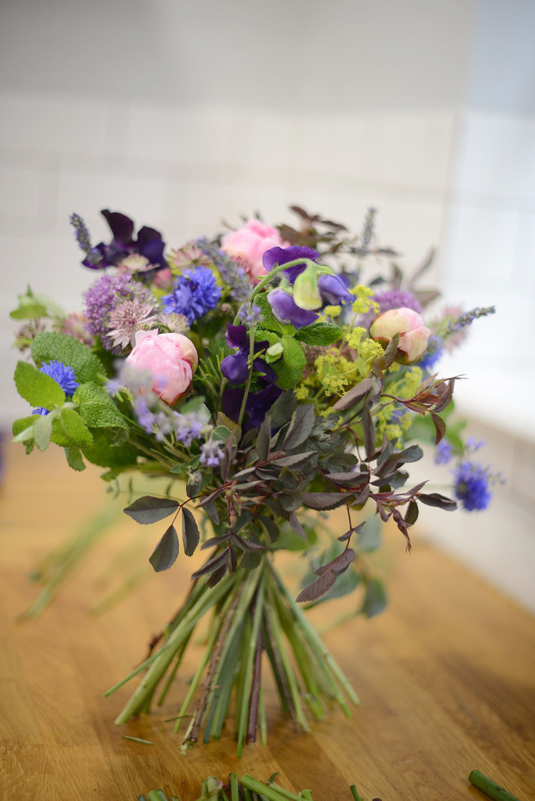 how to create a hand-tied bouquet