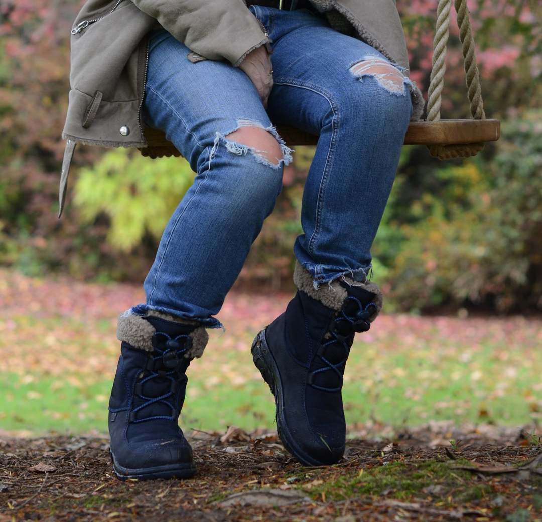 fitflop waterproof lace ups worn by fashion blogger and stylist sara delaney